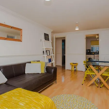 Contemporary 1Bedroom Flat In Camberwell Oval